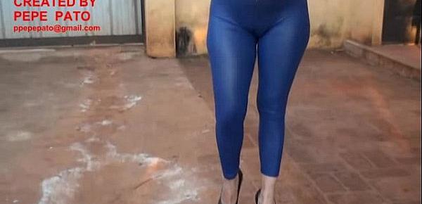  Chica con calza engomada azul y botas altas